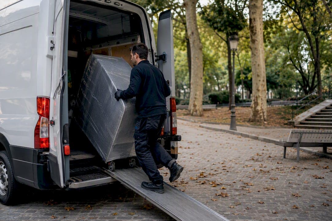 Transporte de muebles precio en España: rangos y consejos 2026